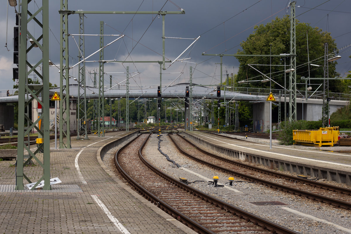 Neue Masten und eine neue Brücke im Zuge der Umbauarbeiten in Lindau Hbf. 11.7.20