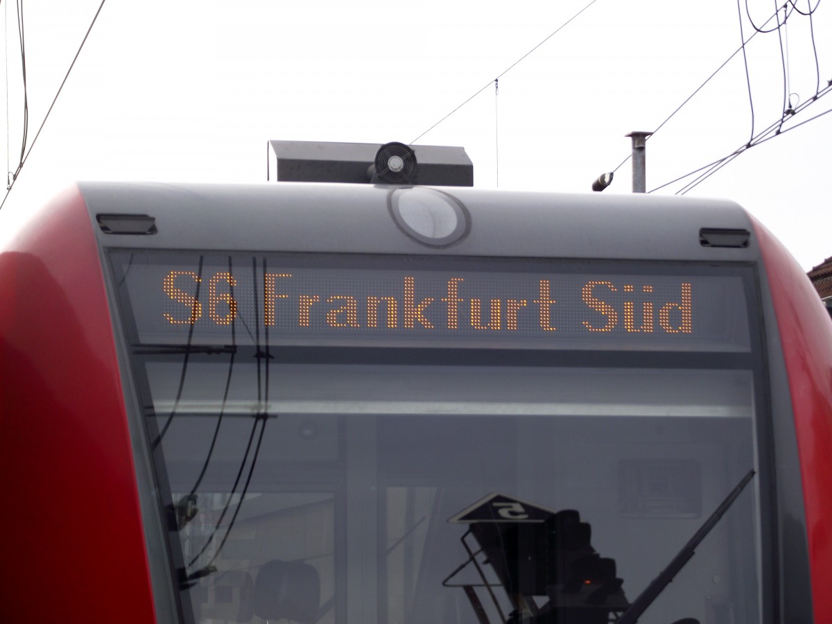 Neue Matrix Anzeige eines 423er der S-Bahn Rhein Main am 18.02.14 in Frankfurt Süd