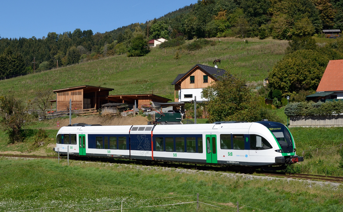 Neue Organisation, neuer Markenauftritt, seit wenigen Tagen ist auch der 4062 002 mit neuem Design unterwegs. S11 Übelachbach>Peggau-Deutschfeistritz fotografiert am 28.09.2018 in Zitoll.
http://www.stlb.at/news/newsdetails/article/die-weichen-sind-gestellt/