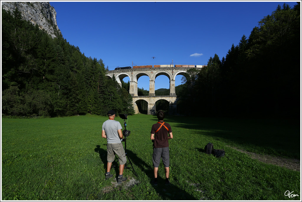 Neue Perspektiven - Vorbei an dem Hexakopter dieser beiden Filmer, zieht die MRCE ES 64 U2-062 einen Innofreight Hackschnitzelleerzug ber die Kalte Rinne. Diese  Fotodrohnen ermglichen in Zukunft ungeahnte neue Aufnahmestandpunkte. 
16.8.2013