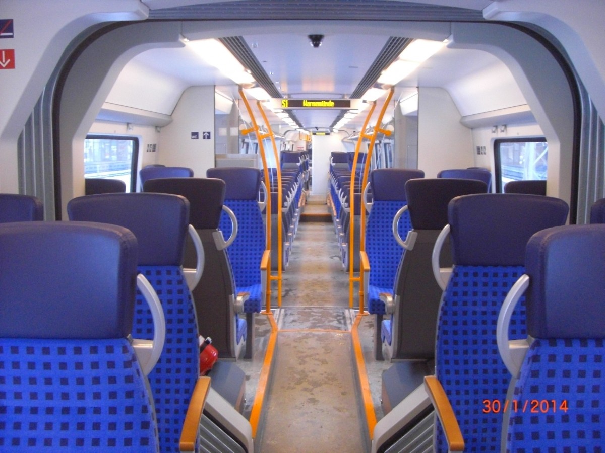 Neue S-Bahnen für Rostock: BR 442 Mittelwagen mit S1 nach Warnemünde in Rostock Hbf am 30.01.2013