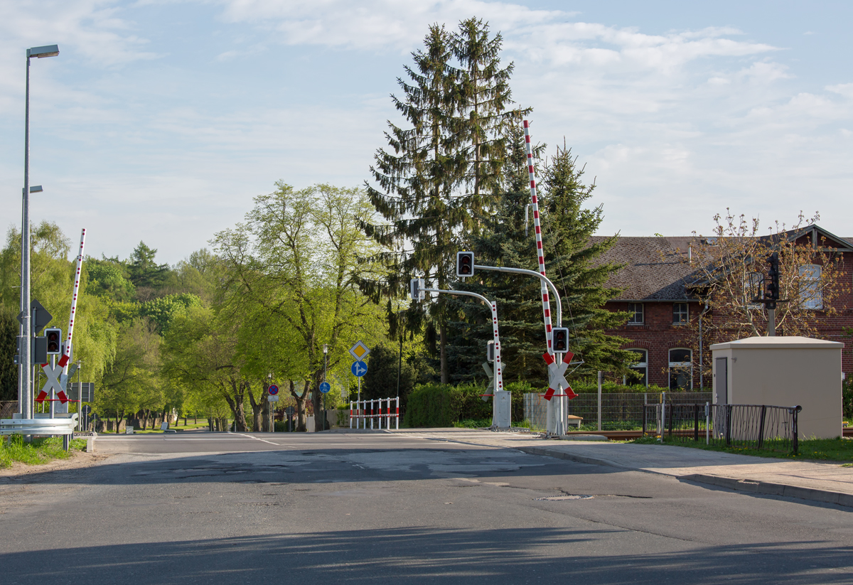 Neue Schrankenanlage des Bahnhofs Strasburg (Uckermark) in Richtung Stadt gesehen. - 05.05.2015
