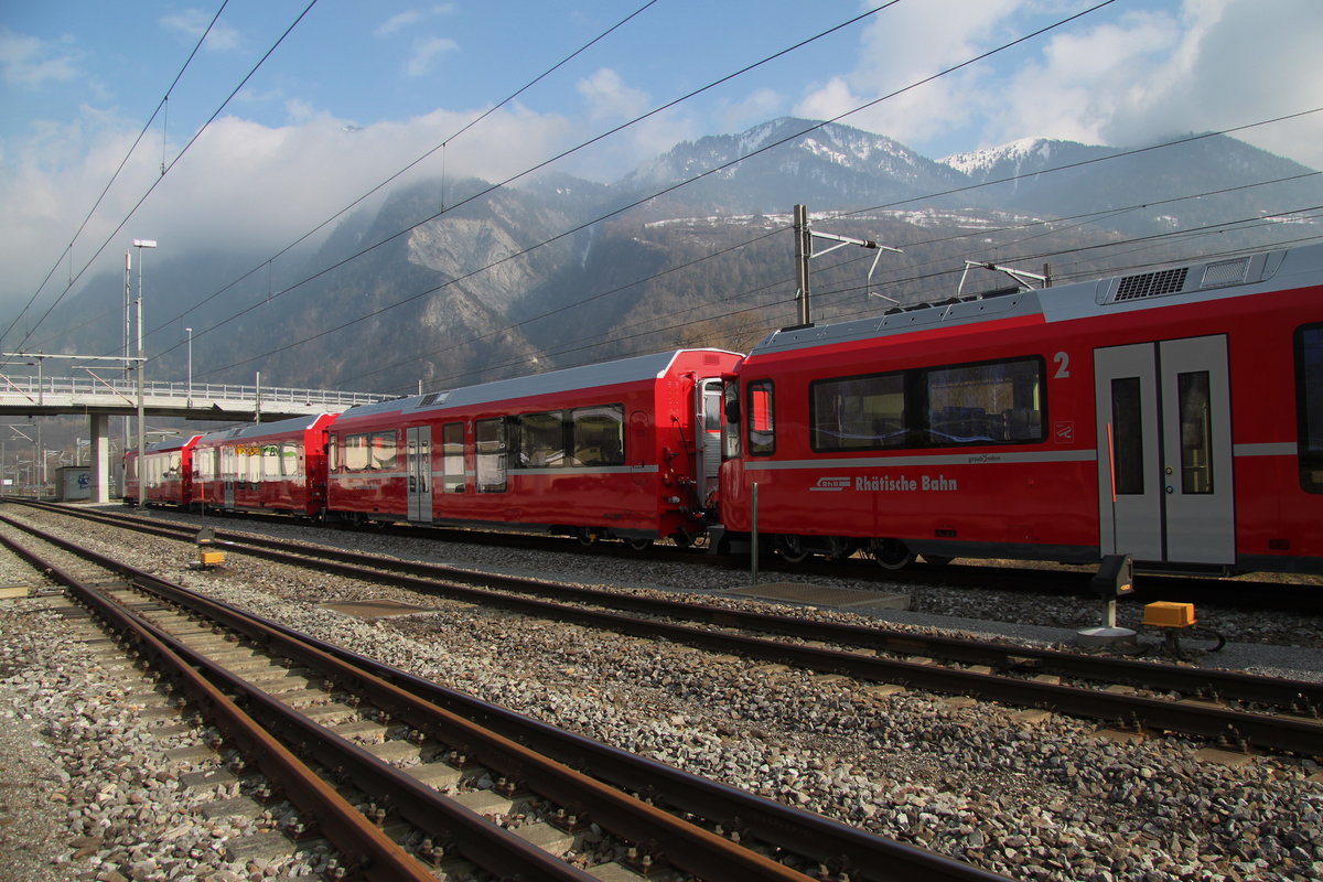 Neue von Stadler angelieferte Bit Universal Steuerwagen,abgestellt in Trimmis.20.02.18