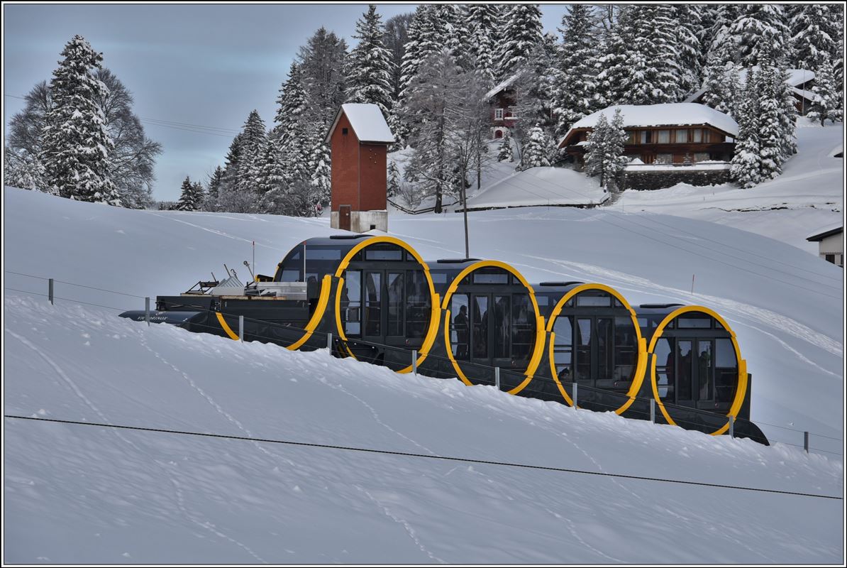 Neue Stoosbahn - steilste Standseilbahn der Welt mit 110%. Es hat ordentlich geschneit auf dem Hochplateau von Stoos und der Unterbau des futuristischen Seilbahnwagens versteckt sich hinter einer Schneemauer. (20.12.2017)