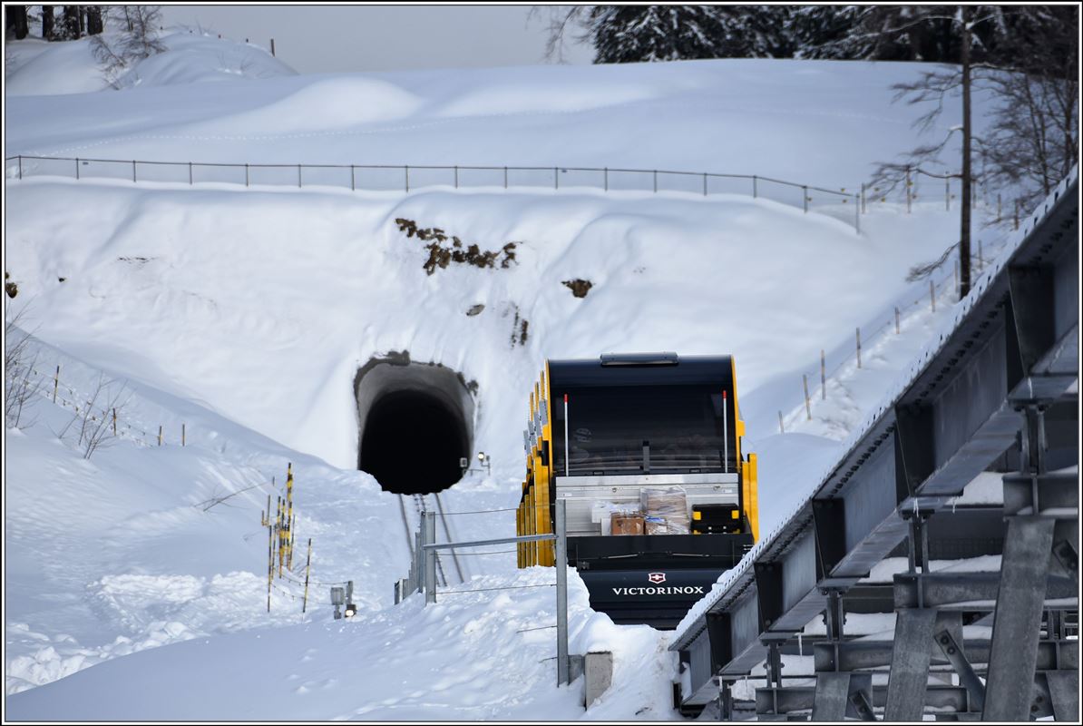 Neue Stoosbahn - steilste Standseilbahn der Welt mit 110%. Die neue Bahn scheint einen gewichtigen Sponsor aus dem Tal gefunden zu haben. (20.12.2017)