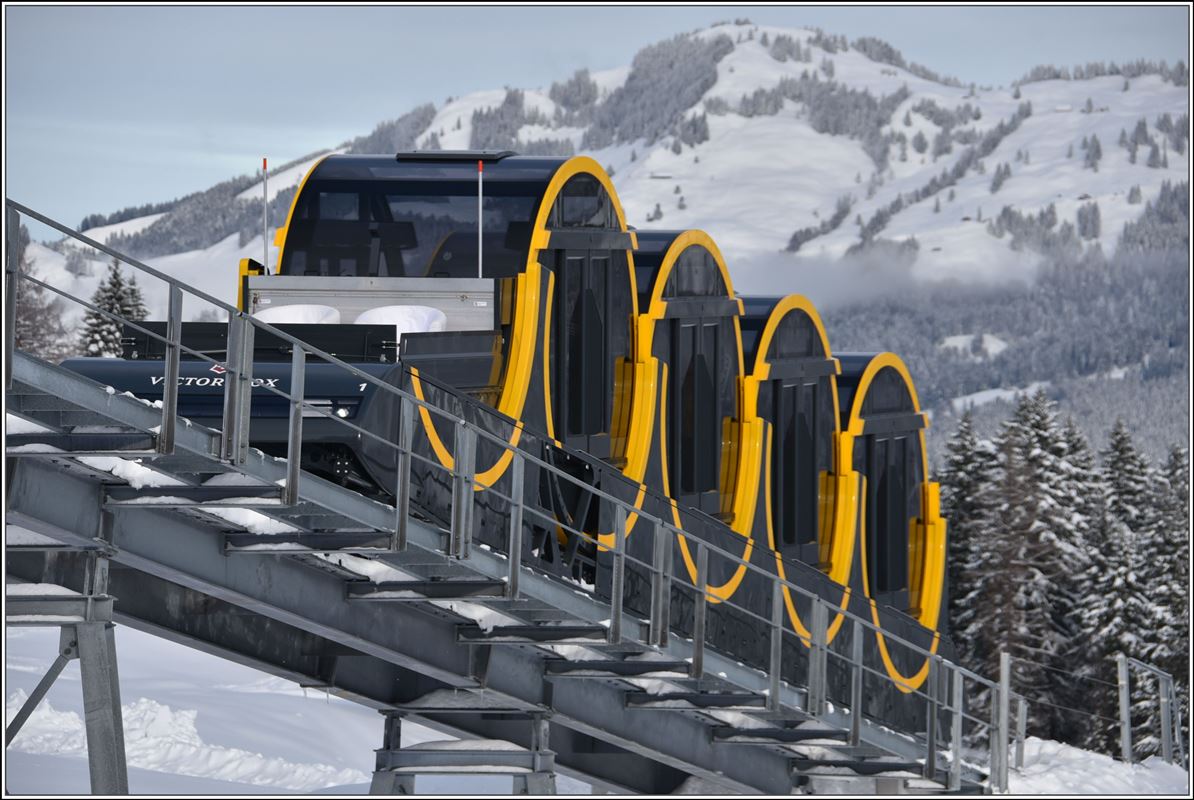 Neue Stoosbahn - steilste Standseilbahn der Welt mit 110%. Hier ist gut zu sehen wie die einzelnen Kabinen waagrecht stehen. (20.12.2017)