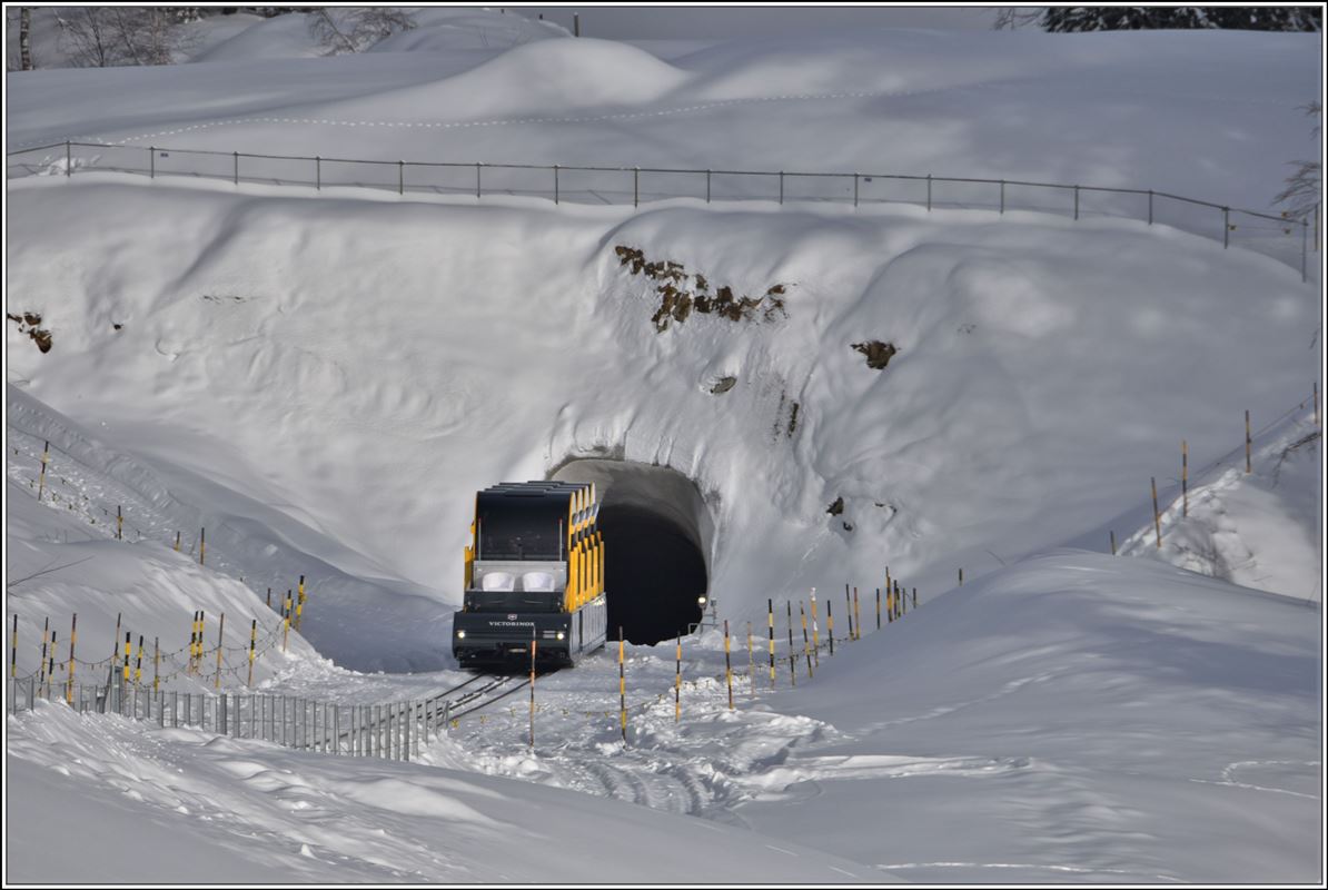 Neue Stoosbahn - steilste Standseilbahn der Welt mit 110%. Hier verschwindet die Bahn im obersten Tunnel, wo auch das grössere Gefälle beginnt. (20.12.2017)
