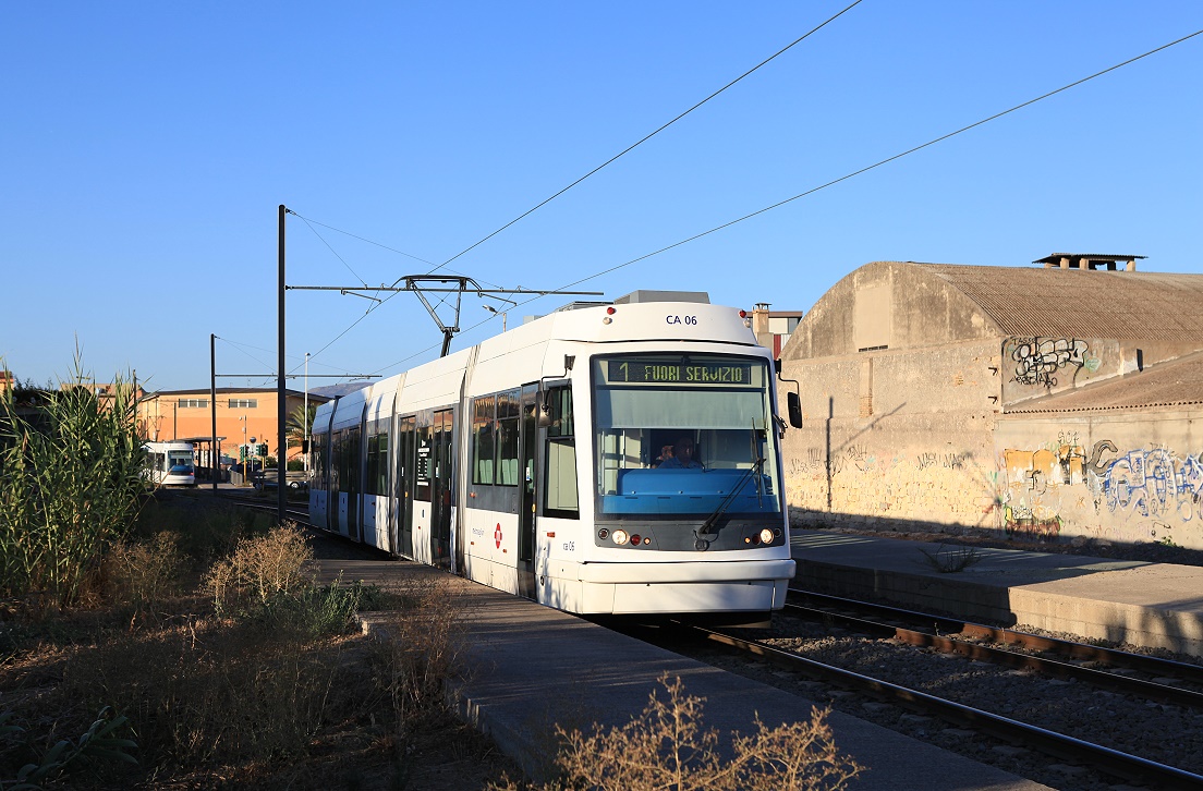 Neue Strassenbahn auf alter Trasse, CA06 im ehemaligen Bahnhof Pirri, 26.08.2014.