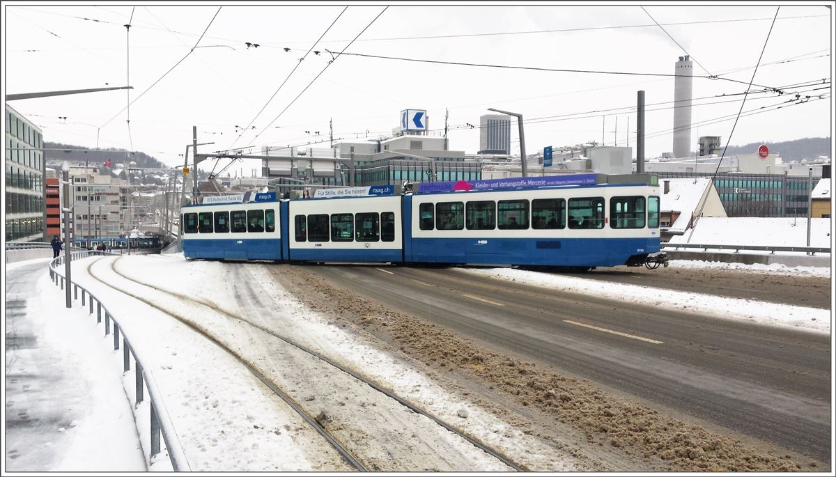 Neue Tramlinie 8 auf der Hardbrücke. Richtung Escher-Wyss-Platz überquert Be 4/8 2115 die Strasse, um auf die Rampe zu gelangen. (10.12.2017)