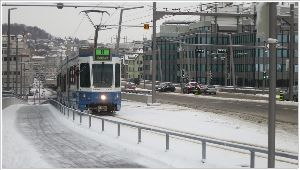 Neue Tramlinie 8 auf der Rampe zur Hardbrücke. (10.12.2017)