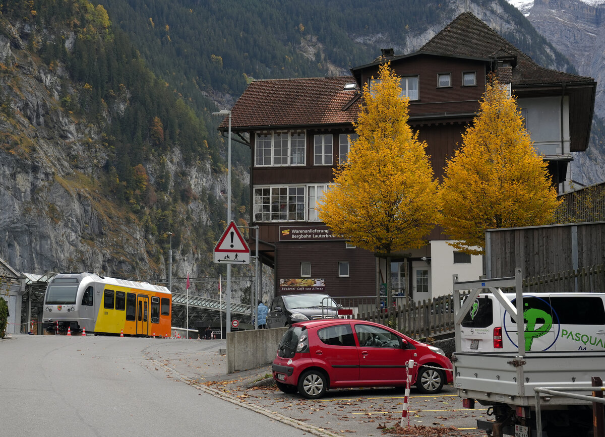 Neue Züge für die Bergbahn Lauterbrunnen-Mürren. Der Erste der drei neuen Triebzügen von Stadler Rail für die Bergbahn Lauterbrunnen-Mürren (BLM) wurde ausgeliefert. Am Montag den 30. Oktober 2023 sind die beiden Hälften des Be 4/6 102 auf der Strasse in Lauterbrunnen angekommen. Noch am selben Tag wurden sie mit dem Spezialtransportfahrzeug von Lauterbrunnen zur Winteregg in ihre neue Heimat gebracht. Die auf dem Bahnhofplatz abgestellte zweite Häfte brachte eine grosse Aufmerksamkeit bei den vielen Touristen sowie der einheimischen Bevölkerung.