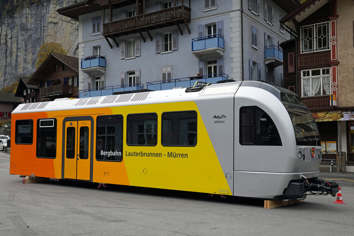 Neue Züge für die Bergbahn Lauterbrunnen-Mürren. Der Erste der drei neuen Triebzügen von Stadler Rail für die Bergbahn Lauterbrunnen-Mürren (BLM) wurde ausgeliefert. Am Montag den 30. Oktober 2023 sind die beiden Hälften des Be 4/6 102 auf der Strasse in Lauterbrunnen angekommen. Noch am selben Tag wurden sie mit dem Spezialtransportfahrzeug von Lauterbrunnen zur Winteregg in ihre neue Heimat gebracht. Die auf dem Bahnhofplatz abgestellte zweite Häfte brachte eine grosse Aufmerksamkeit bei den vielen Touristen sowie der einheimischen Bevölkerung.