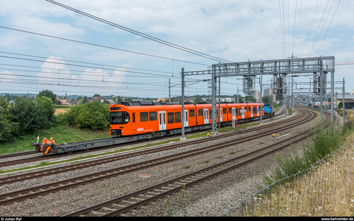 Neue Züge für die S7 des RBS. Lieferung des ersten  Worbla -Triebzuges am 7. August 2018. Der Zug wird auf Rollschemeln vom Stadler-Werk Bussnang aus angeliefert. Die Stadler Eea 936 131 hat den Zug bis Zollikofen gezogen und schiebt ihn jetzt im Akkubetrieb auf dem Dreischienengleis nach Worblaufen.