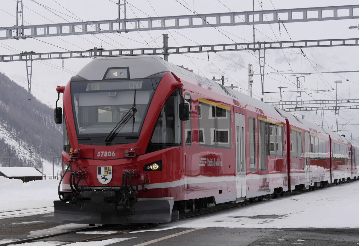 Neuer Albula-Zug mit Steuerwagen At 57806 an der Spitze in Bever auf dem Weg nach Chur (28.1.20).
