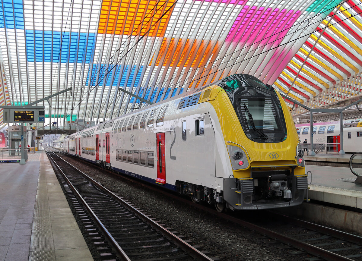 Neuer doppelstöckiger Regionalzug im farbigen, wunderschönen Bahnhof Liège-Guillemins. 9.3.2023