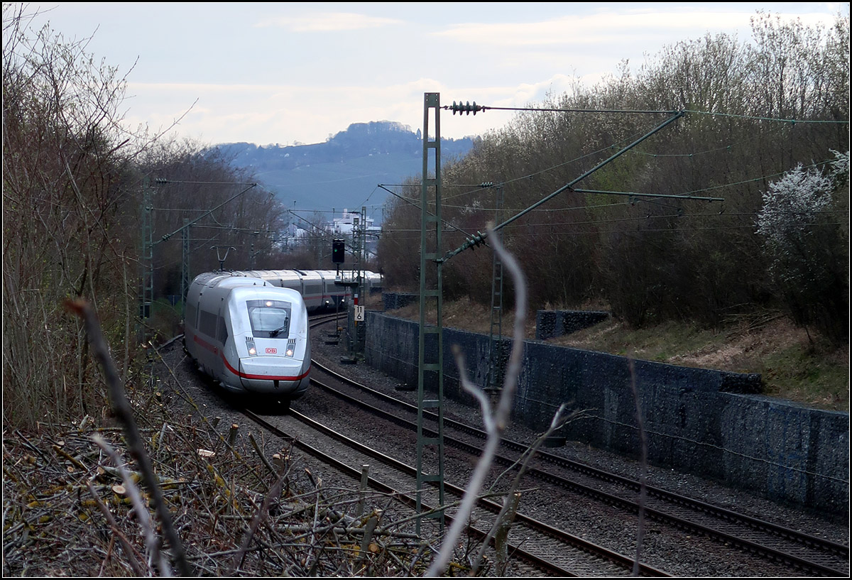 Neuer Einblick in den Einschnitt -

... der Remsbahn. Umgeleiteter ICE 4 bei Kernen-Rommelshausen.

25.03.2019