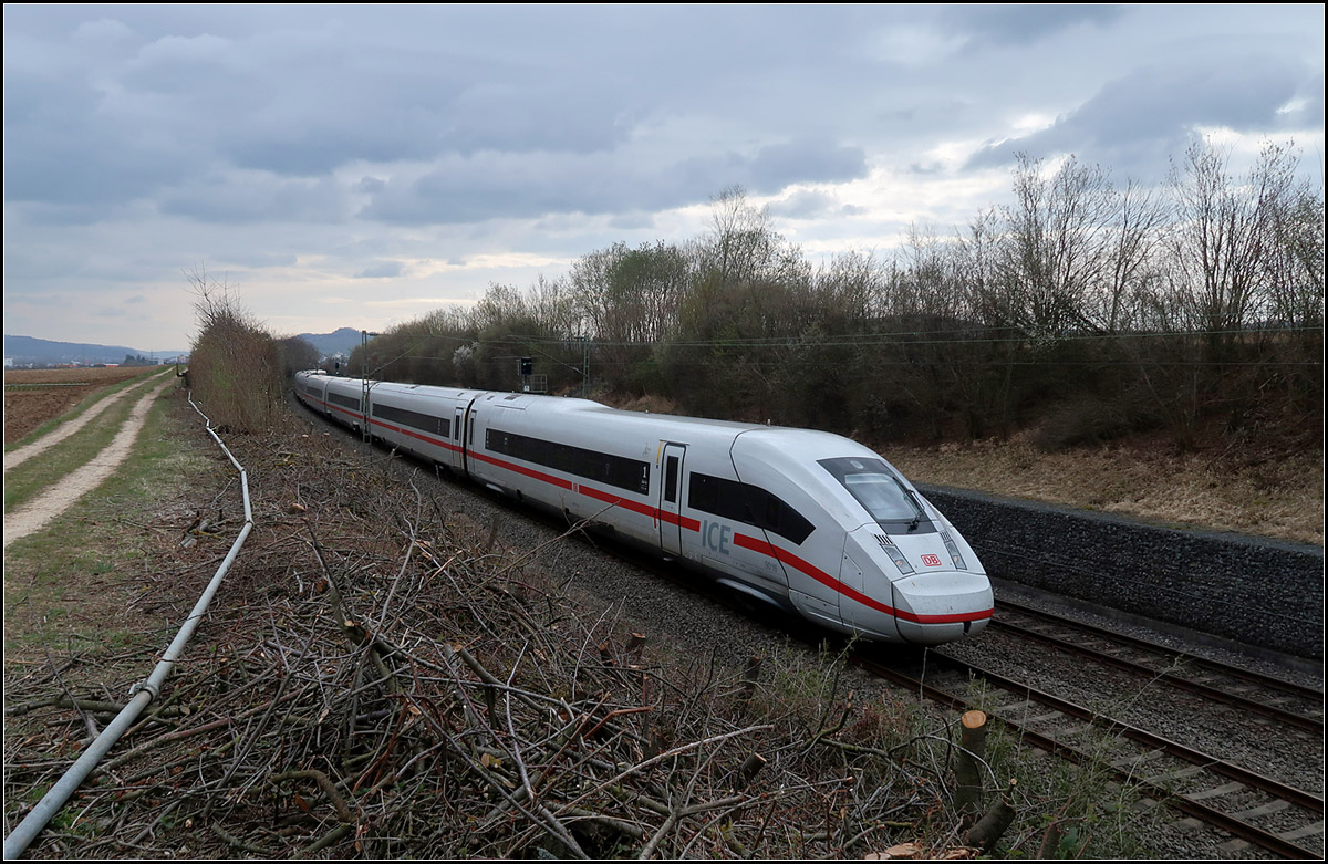 Neuer Einblick in den Einschnitt -

... der Remsbahn. Umgeleiteter ICE 4 bei Kernen-Rommelshausen.

25.03.2019