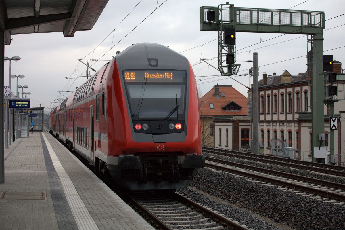 Neuer  Einheitsbahnsteig  Dresden Trachau, RE 18 aus Cottbus Richtung Dresden HB passiert gerade. 22.03.2016 06:54 Uhr.