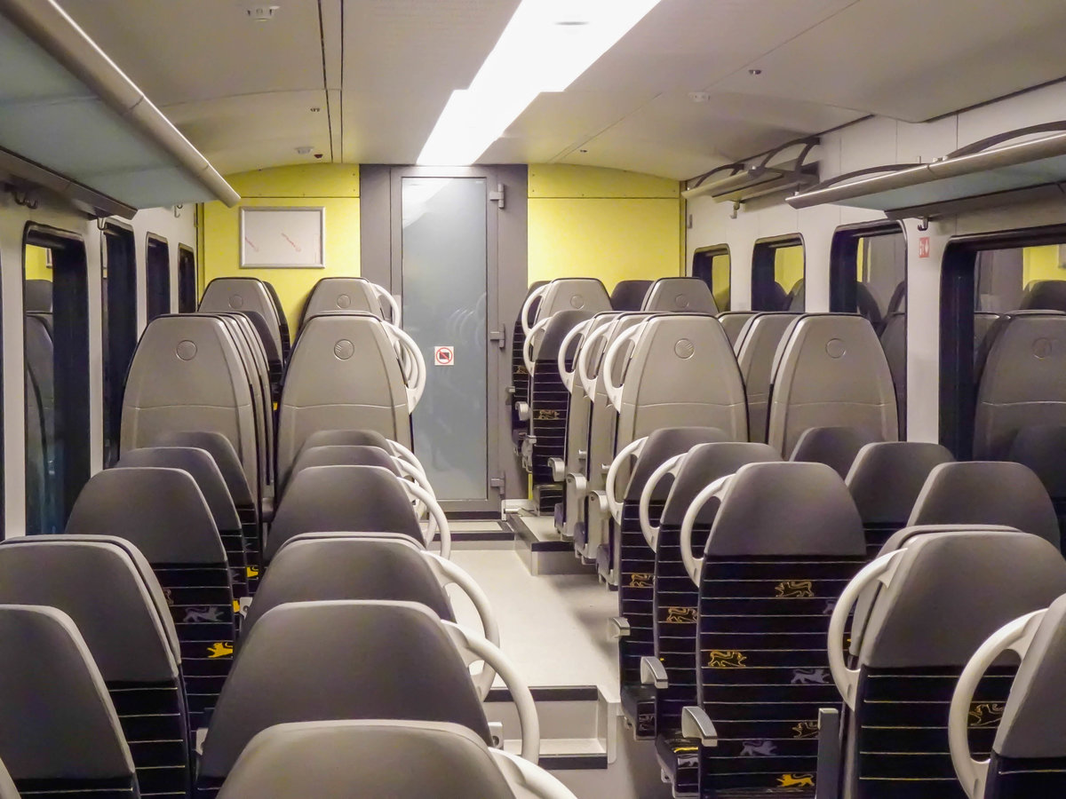 Neuer Flirt 3XL von GoAhead als RE90 nach Murrhardt in Stuttgart Hbf.
Interessant sind die 3 unterschiedlichen Höhen der Sitze in den Endwagen, 18.04.20.