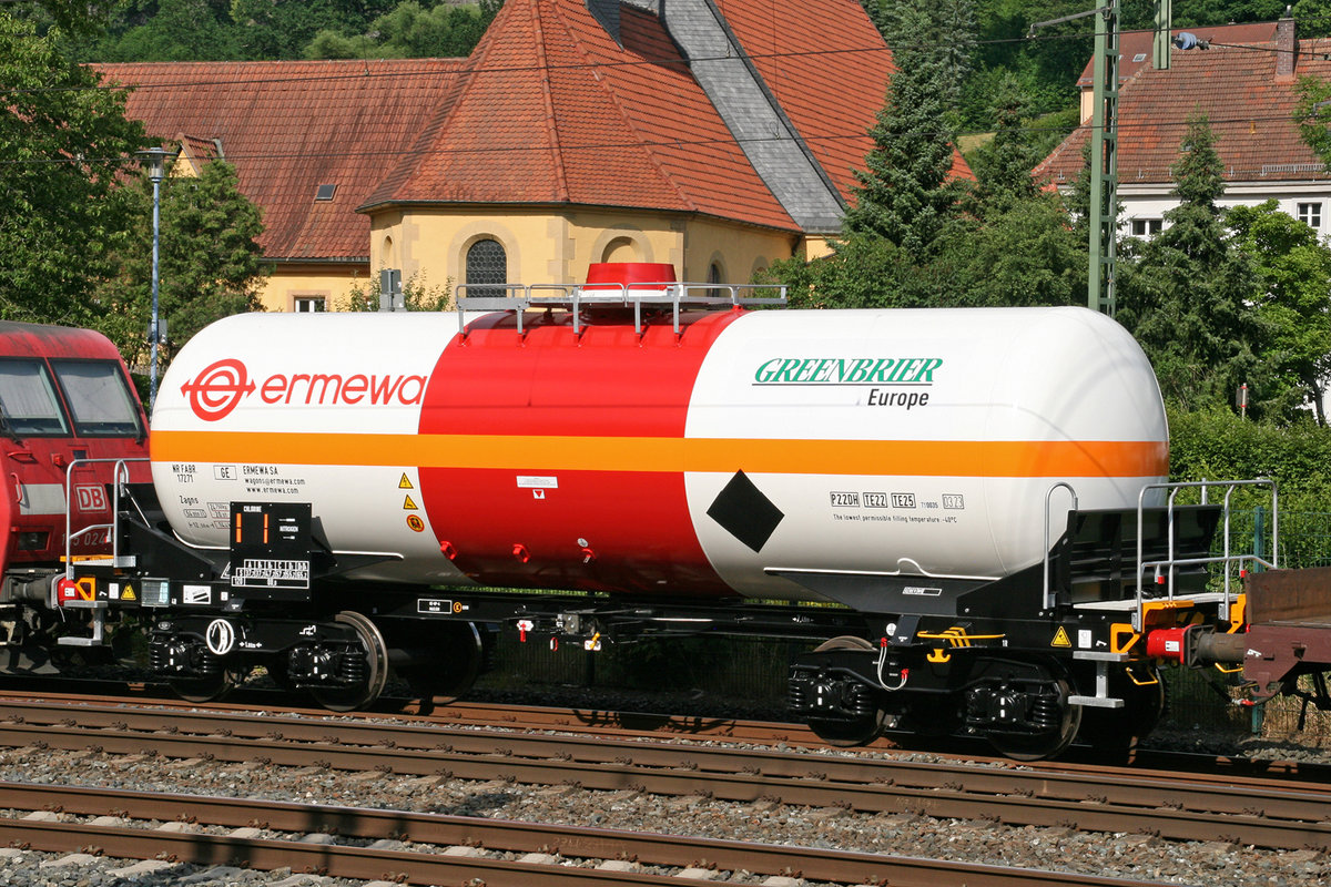 Neuer Kesselwagen Zagns der ERMEWA SA. Aufgenommen in einen Zug am 23. Juni 2019 in Kronach.