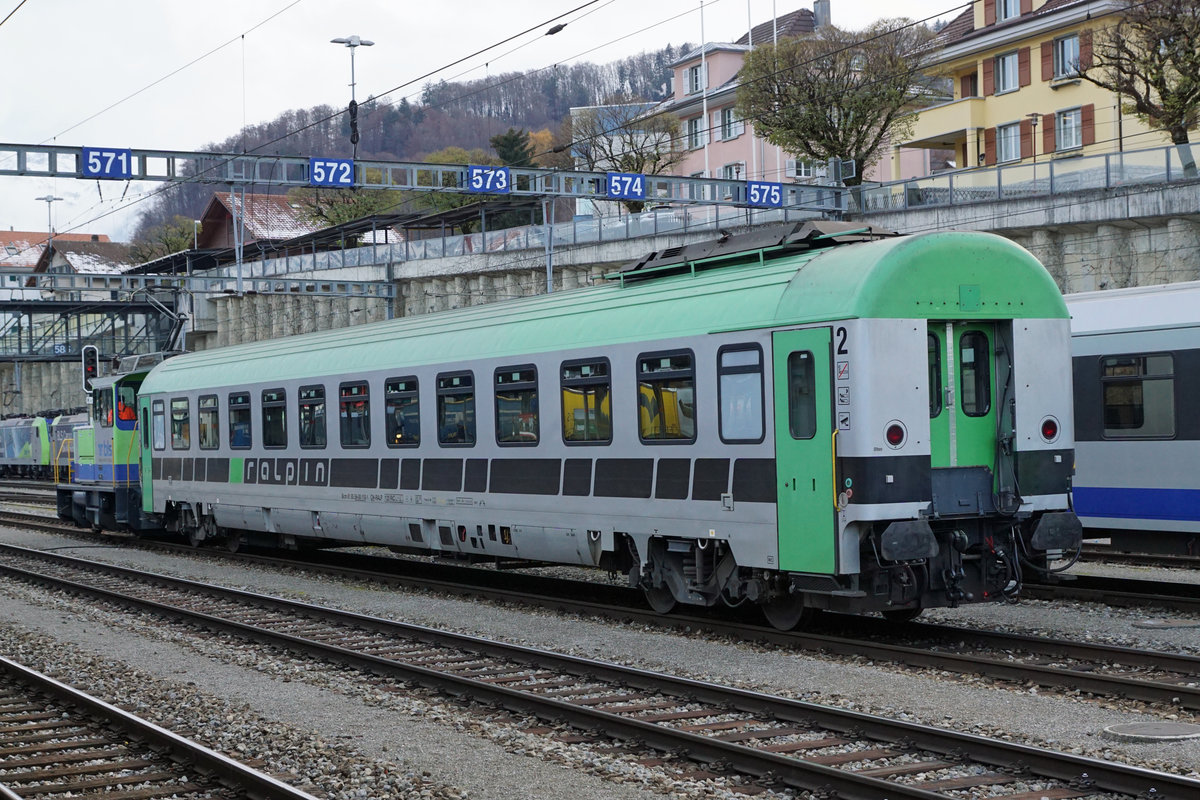 Neuer RoLa-Begleitwagen auf Rangierfahrt in Spiez am 4. Dezember 2020 mit den Tea 023.
Foto: Walter Ruetsch 