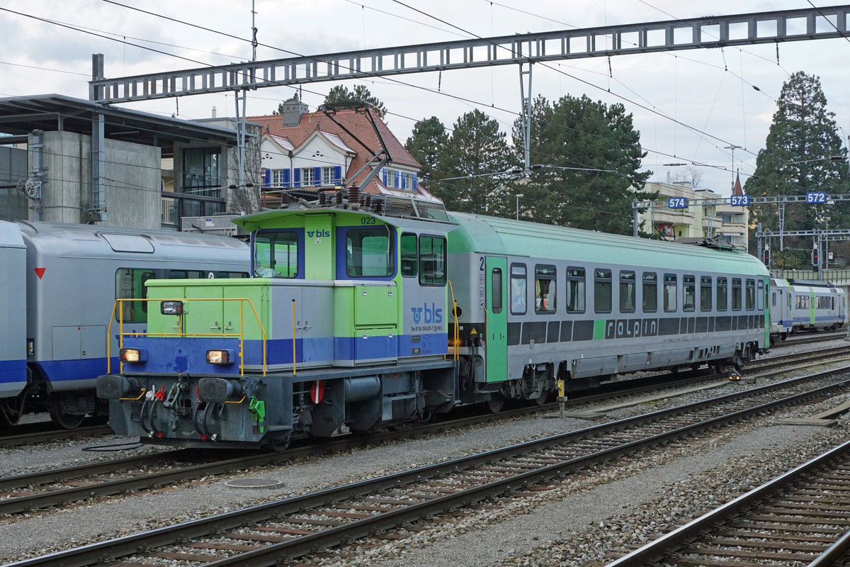 Neuer RoLa-Begleitwagen auf Rangierfahrt in Spiez am 4. Dezember 2020 mit den Tea 023.
Foto: Walter Ruetsch 