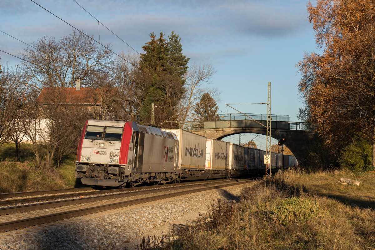 Neuer Tag, neue Lok, neuer Standort: Heute, am 6. November 2015 war 185 664 am EKOL nach München, zu sehen bei Übersee.