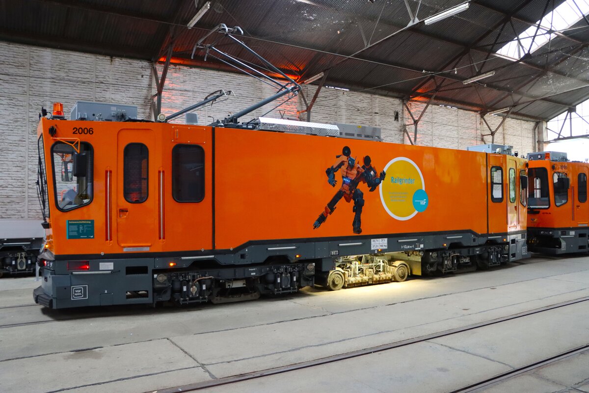 Neuer VGF Windhoff SF50 (Präzises Schienenschleiffahrzeug für den Nahverkehr) auch Schleifzug genanntam 21.09.25 beim Tag der Schiene im Betriebshof Eckenheim am Abend. Hier handelt es sich um die VGF Wagen 2005