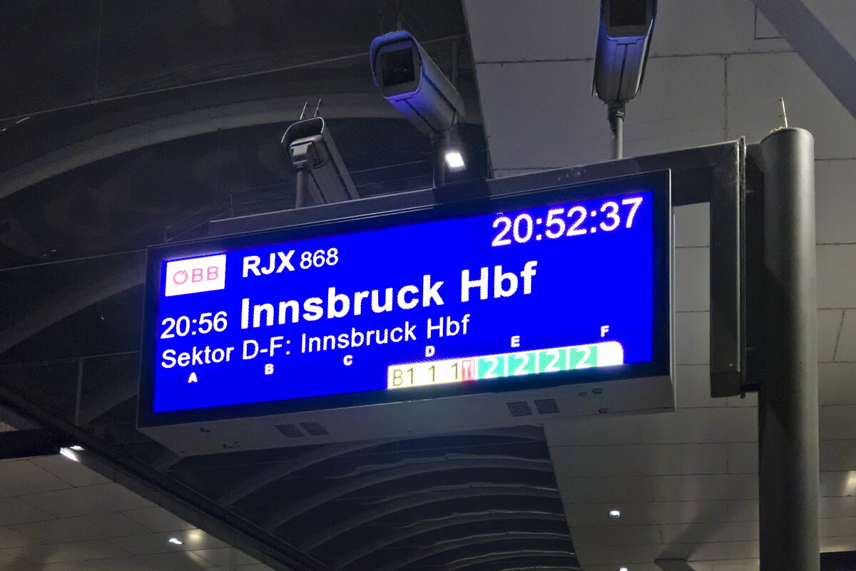 Neuer Zugzielanzeiger der ÖBB am Hbf. Salzburg, mit Hinweis der Belegung der Bahnsteigsektoren mit Wagenklassen. Aufgenommen 13.10.2022.