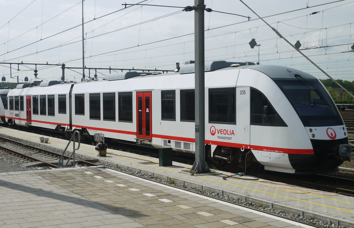 Neuerdings ergänzen einige LINT 41 die bislang typenreine GTw 2/6- und 2/8-Flotte von Veolia Transport NL. Aufgenommen in Venlo am 8.5.15: VT 235 (95 84 5 031 035-3 NL-VTN; dahinter VT 237).