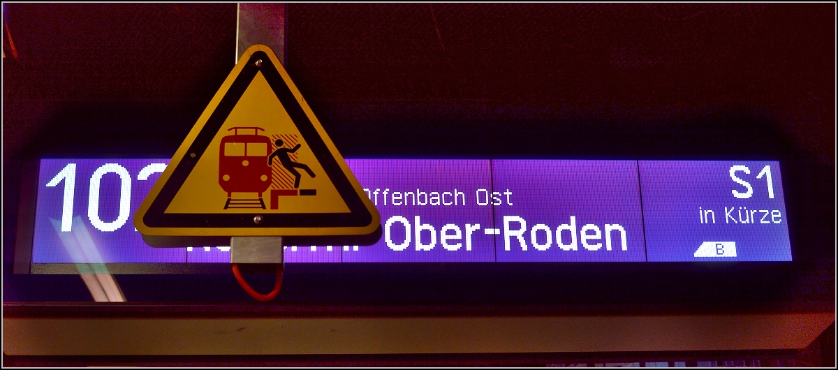 Neuerdings häufen sich die praktisch montierten Anzeigen... Gleis 102 in Frankfurt, Oktober 2015.