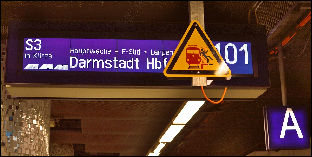 Neuerdings häufen sich die praktisch montierten Anzeigen... Gleis 101 in Frankfurt, Oktober 2015.