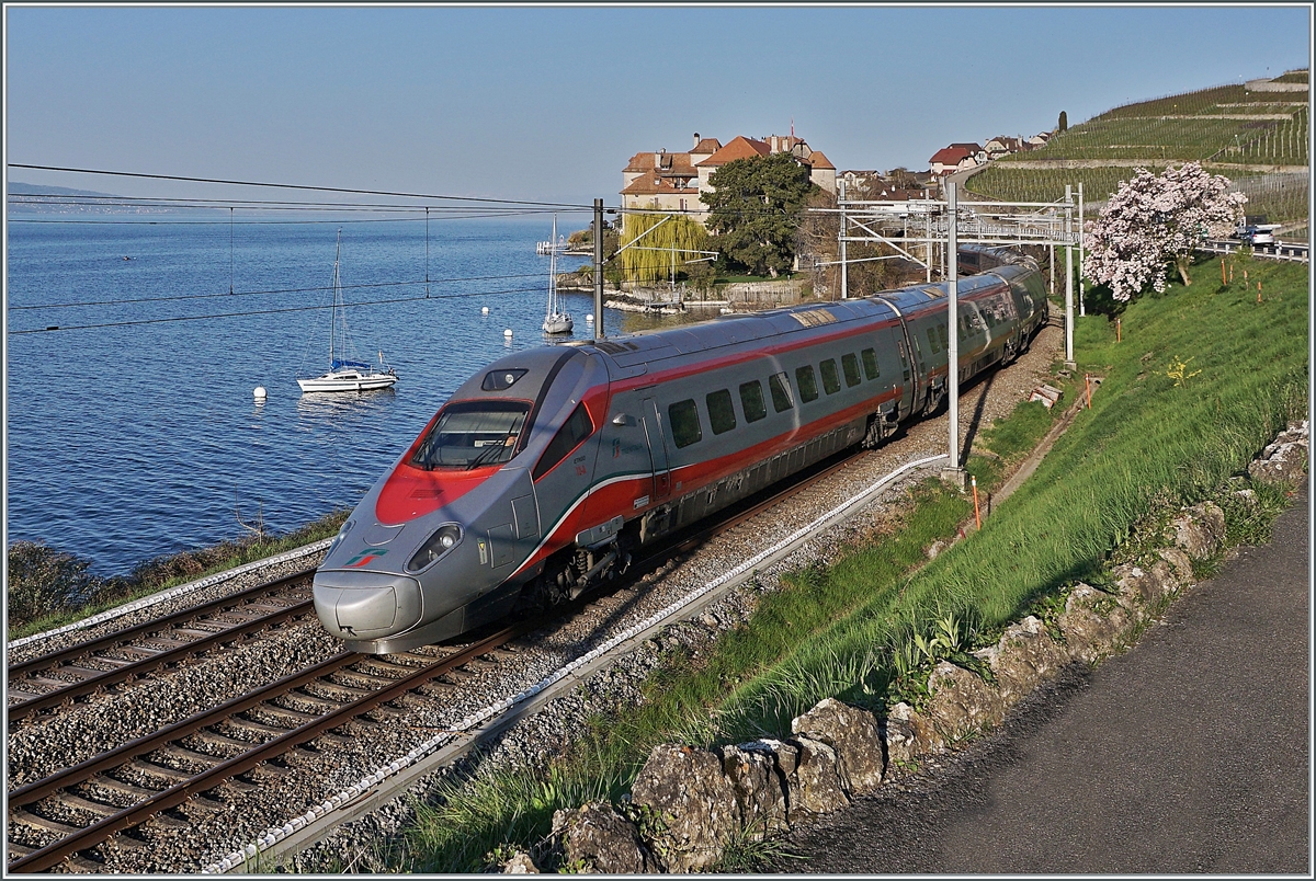 Neuerdings wird der EC 37 mit einem FS Trenitalia ETR 610 geführt, ein guter Grund sich früh aufzumachen, auch wenn dann der Sonnenstand nicht so ganz gepasst hat. 

Der FS Trenitalia ETER 610 012 ist als EC 37 von Genève nach Milano bei Rivaz unterwegs. 

1. April 2021