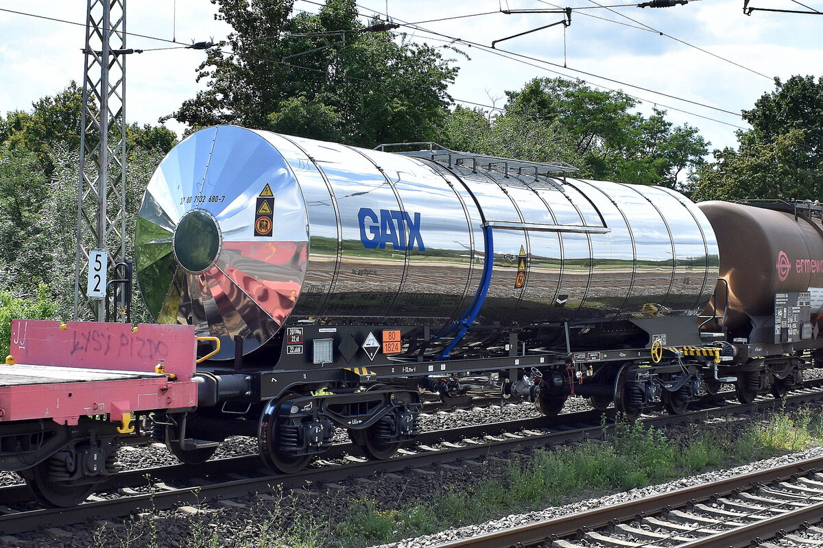 Neuerer Kesselwagen vom Einsteller GATX Rail Germany GmbH mit der Nr. 37 TEN 80 D-GATXD 7932 680-7 zacens (GE) für das Ladegut lt. UN-Nr.: 80/1824 = Natriumhydroxidlösungen (Natronlaugen) in einem gemischten Güterzug am 06.07.23 Höhe Bahnhof Dedensen-Gümmer.