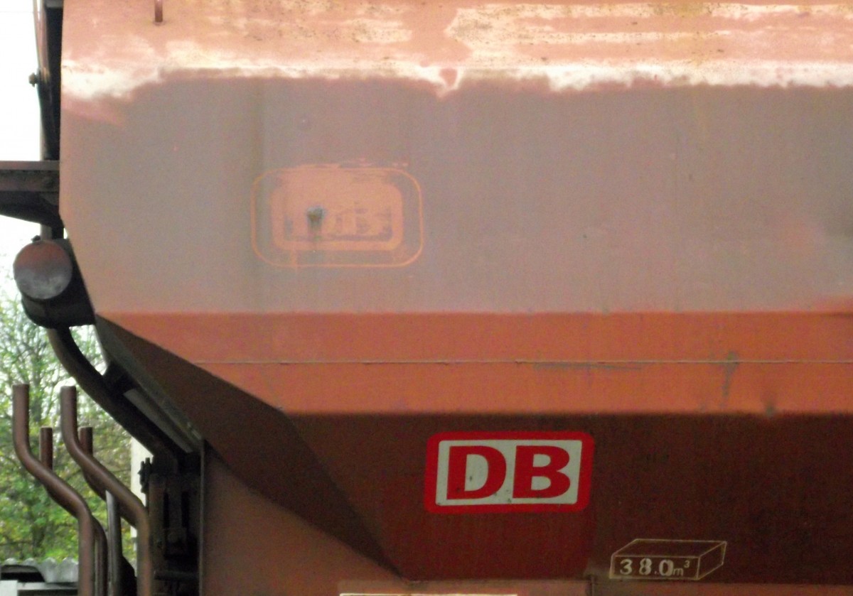 Neues und altes DB Logo am 07.11.13 an einen Schotterwagen in Hanau Hbf