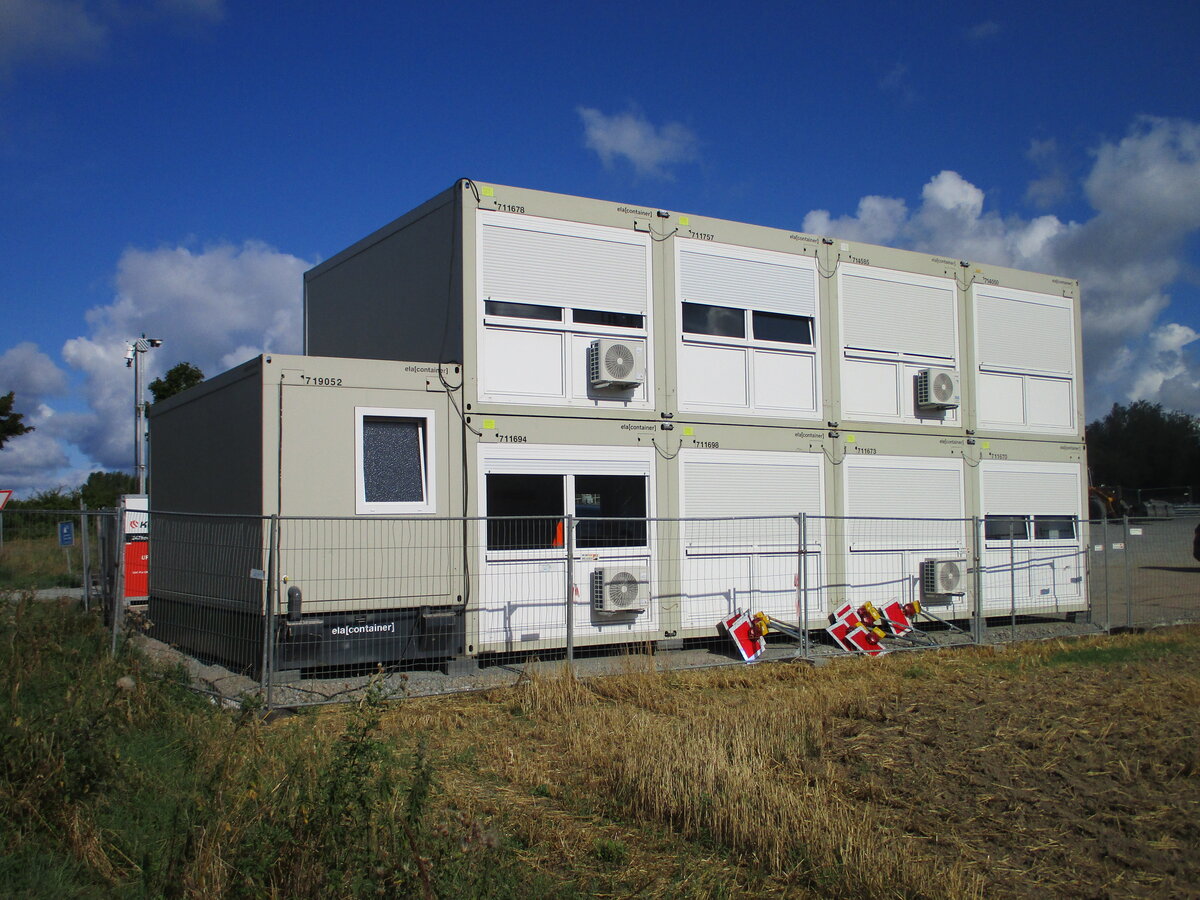 Neues Bahnprojekt auf R�gen.An der Abzweigstelle Borchtitz soll das neue Estw Borchtitz entstehen,das auch den Bahnhof Mukran �bernehmen soll.Ob diese Baucontainer das neue Stellwerk sein sollen,ist mir nicht bekannt.Aufgenommen am 17.August 2026.