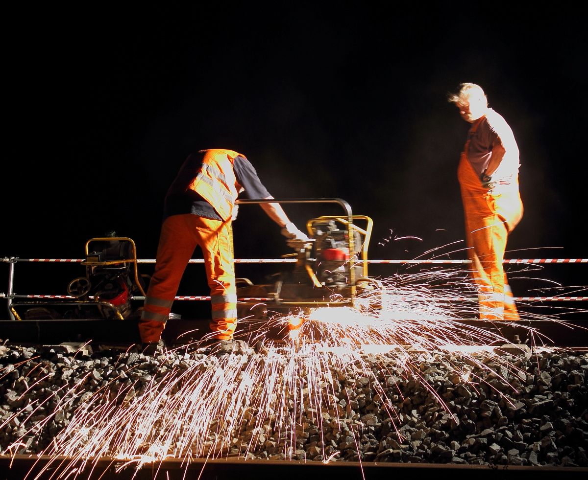 Neues von der Baustelle: Die Schweiung ist gerade fertig, Gussform weg und schon wird der Schienenkopf geschliffen. Ganz aktuell gesehen in Nassenheide am 28.08.2013