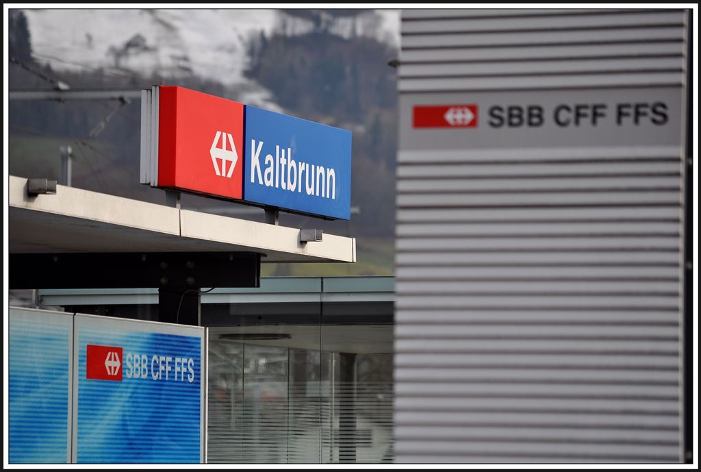 Neues Erscheinungsbild modernisierter Bahnhöfe und Haltestellen der SBB, meist ohne Personal. Hier Kaltbrunn, wo ausschliesslich Züge der Südostbahn verkehren VAE und S4.(16.01.2014)