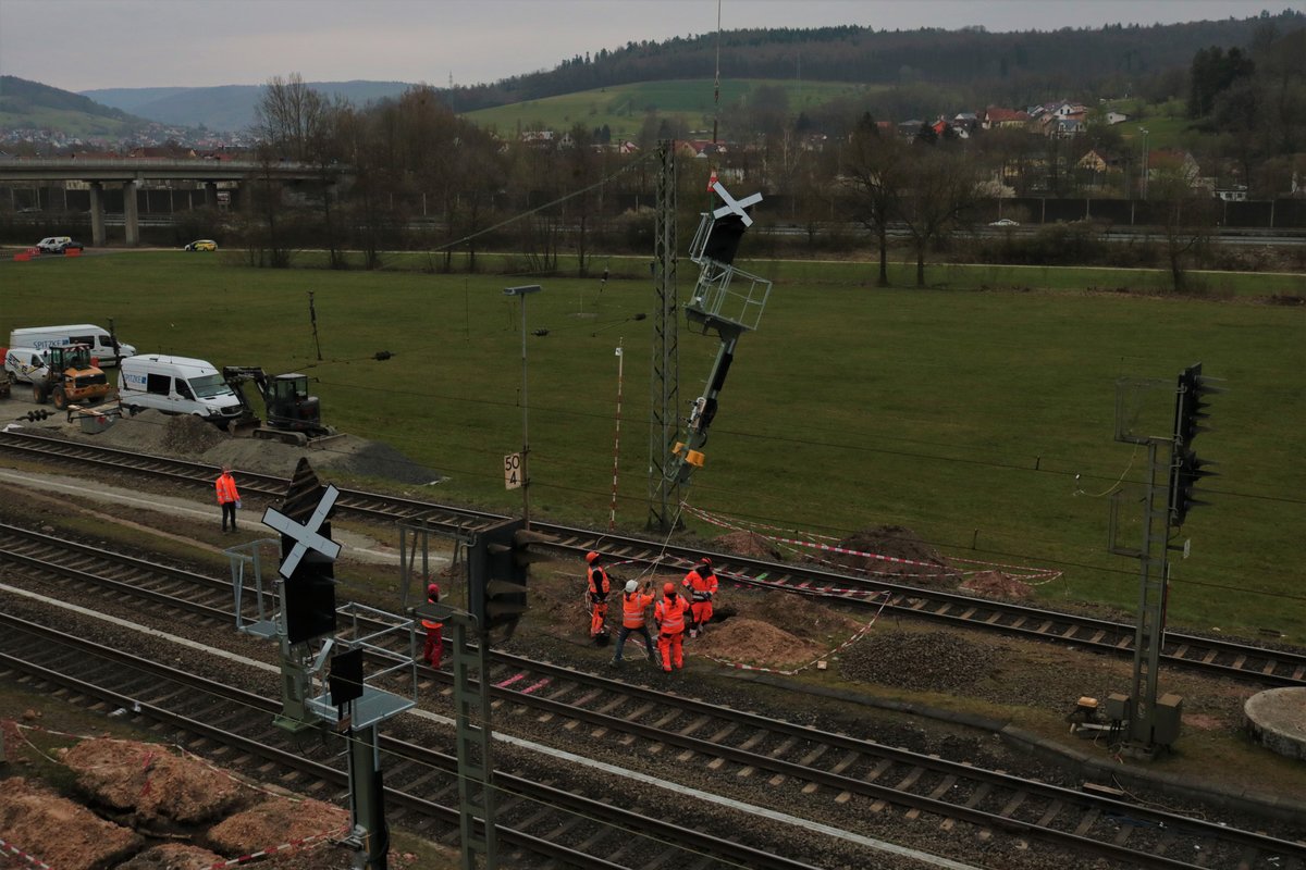 Neues KS Signal wird am 05.04.21 in Wirtheim (Kinzigtal) mit einen Hubschrauber eingeflogen von einer Brücke aus fotografiert. Ein Video dazu findet ihr auf meinen Youtube Kanal Trainspotter Daniel103 Technik Kanal