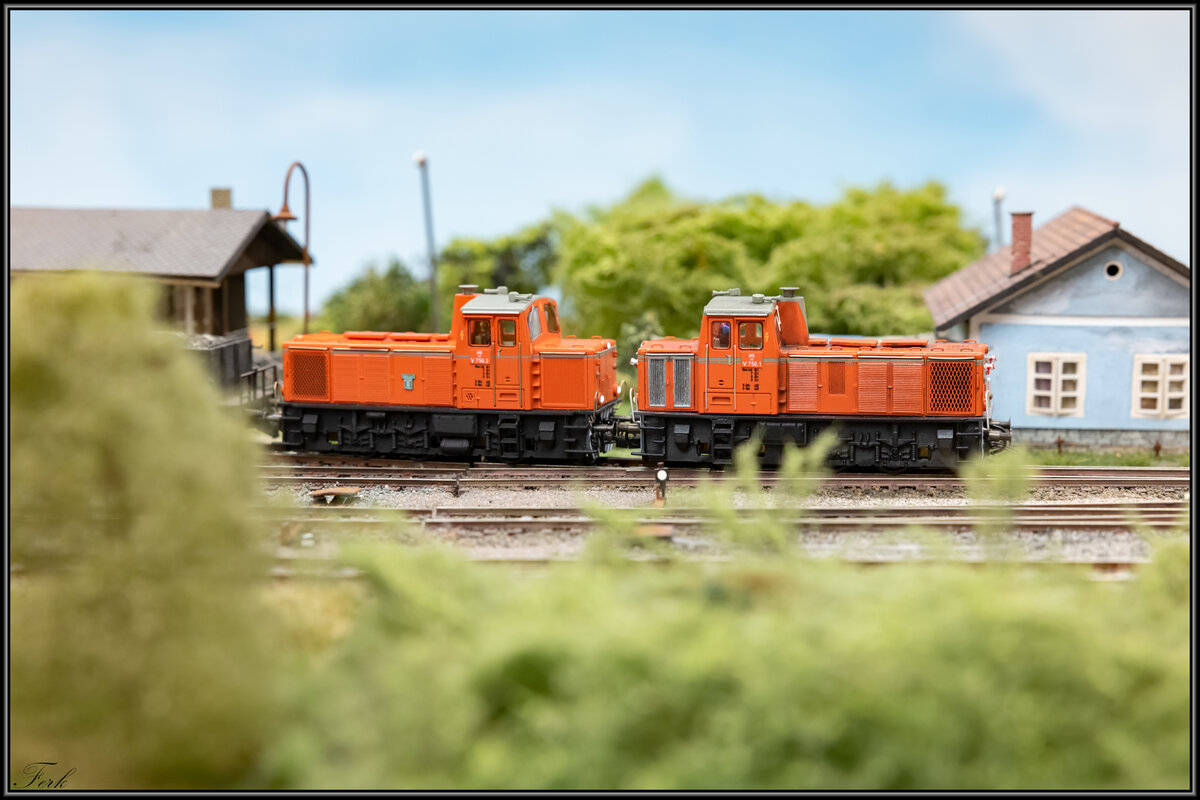 Neues von der Modellbahn ,.. 
Die Baureihe DE 750 führte lange Jahre Güterverkehr auf der GKB . Nun tut Sie es wieder , 1:87. 
Danke an Gerhard für diese tollen Modelle die er den Freunden der Sulmtalbahn am vergangenen Samstag präsentierte . 

Im Bild : 
DE 750.1 und 750.3 im Bahnhof Pölfing Brunn am 25.August anno 2021