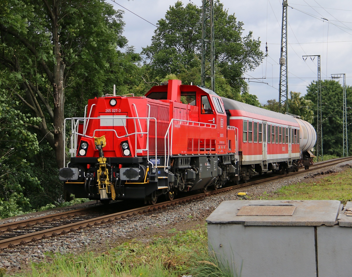 Neues Projekt in NRW: Kombinierter Personen-Güterverkehr ;) 265 027-3 mit N-Wagen und Kesselwagen in Köln West. Aufgenommen am 15.07.2014.
