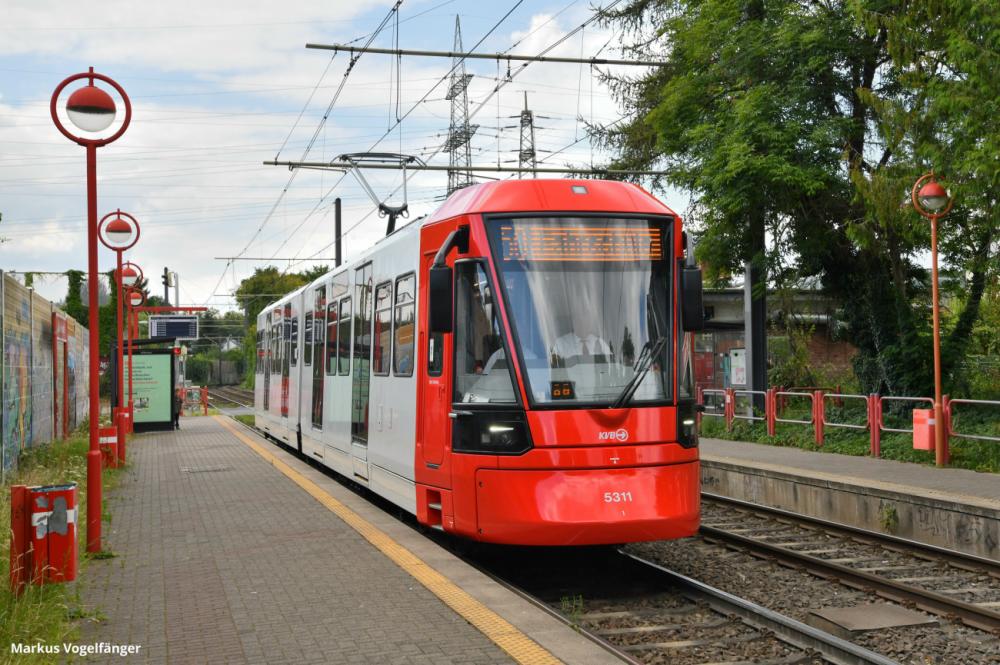 Neufahrzeug HF6 5311 während seiner ersten Fahrt auf Kölner Gleisen an der Haltestelle Kalker Friedhof am 27.07.2022.