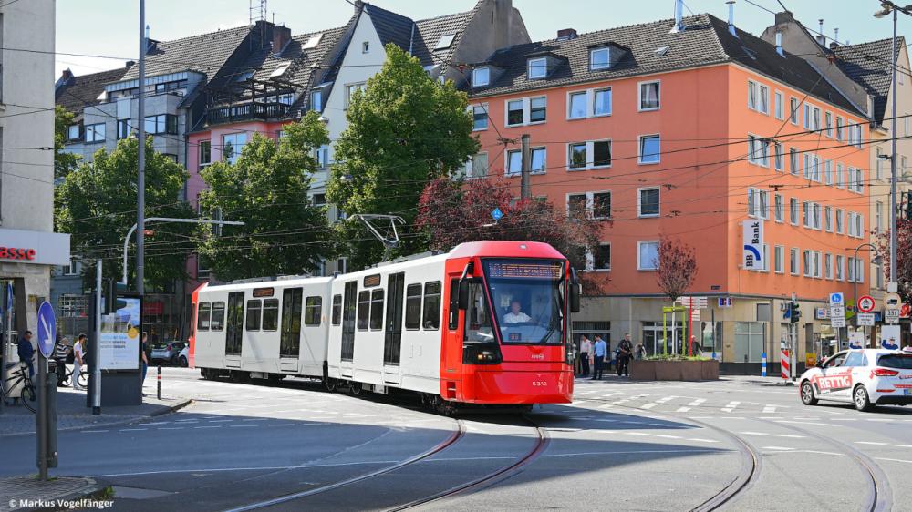 Neufahrzeug HF6 5312 während seiner ersten Fahrt auf öffentlichen Kölner Gleisen am 12.09.2022. Hier auf der Kreuzung Gotenring/Deutz-Kalker-Straße in Köln Deutz.
