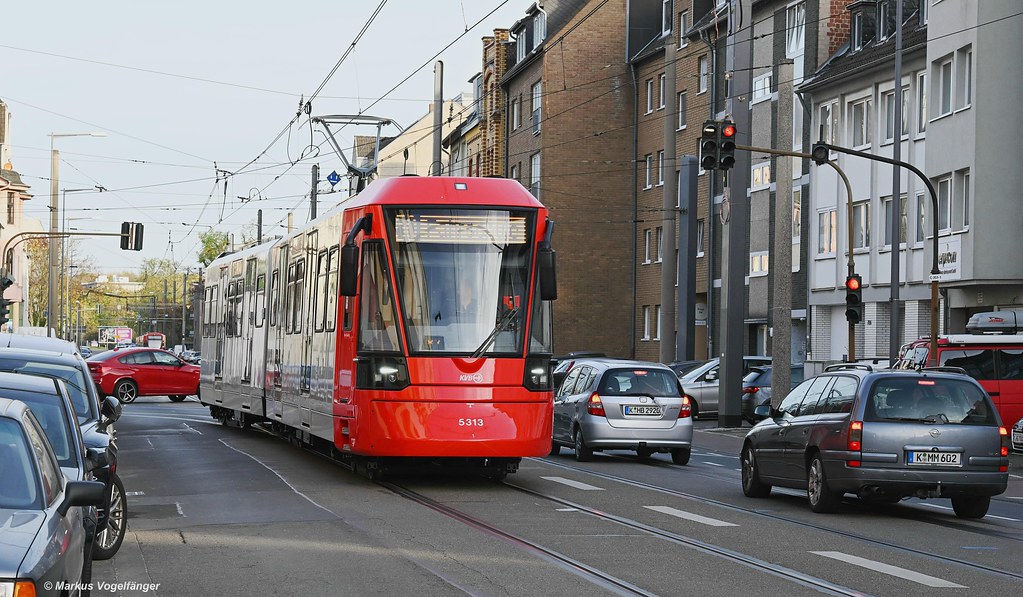 Neufahrzeug HF6 5313 wurde am 27.10.2022 in Köln angeliefert. Hier zu sehen während der ersten Fahrt auf öffentlichen Kölner Gleisen auf der Neusser Straße am 28.10.2022.