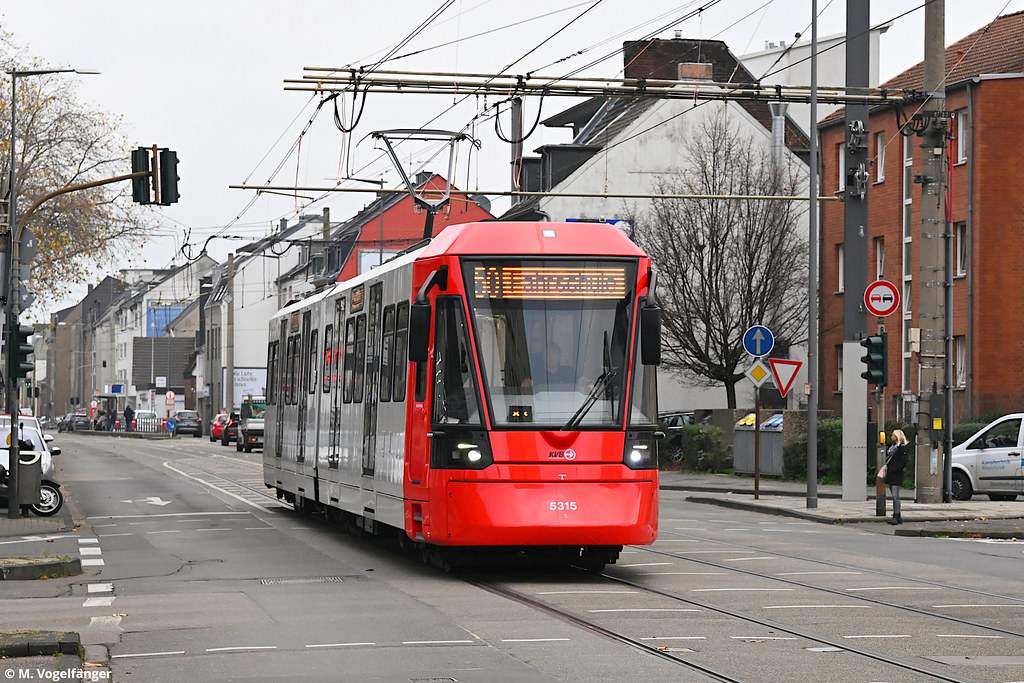 
Neufahrzeug HF6 5315 wurde am 01.12.2022 in Köln angeliefert. Hier zu sehen während der ersten Fahrt auf öffentlichen Kölner Gleisen auf der Neusser Straße am 01.12.2022.