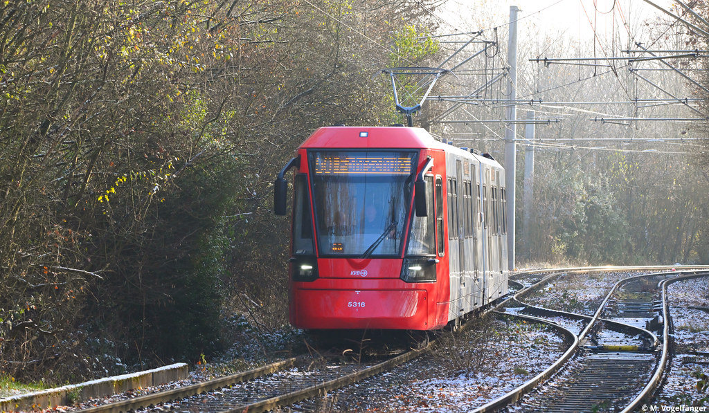 Neufahrzeug HF6 5316 wurde am 15.12.2022 in Köln angeliefert. Hier zu sehen während der ersten Fahrt auf öffentlichen Kölner Gleisen in Merheim am 15.12.2022.