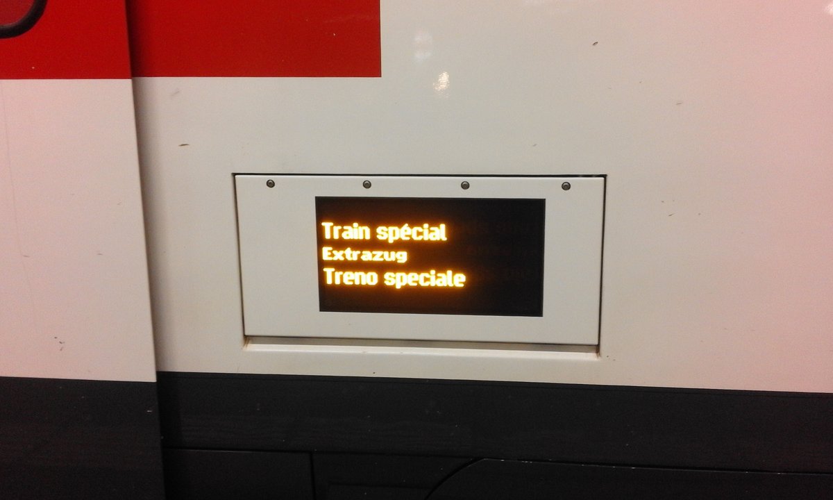 Neugewählte Bundesräte werden jeweils in ihrem Heimatkanton und in ihrer Heimatstadt feierlich empfangen. So auch die frisch gewählte Wilerin Karin Keller-Sutter, die traditionell mit einem Extrazug anreiste.
Ich hatte nach den Feierlichkeiten, der ich als Mitglied der freiwilligen Feuerwehr Wil beiwohnte, die Gelegenheit, den Extrazug abzulichten. Leider hatte ich dafür nur mein Handy zur Verfügung.
Der Extrazug fuhr nach den Feierlichkeiten zurück nach Bern.

Wil SG, 13.12.2018