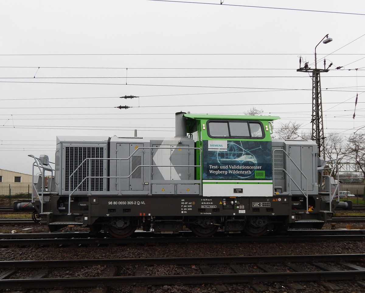 Neuling beim PCW! 650 305 ist anders als die anderen Loks vom PCW nicht vom Hause Siemens sondern kommt von Vossloh. Passende Beklebung hat sie schon.

Krefeld 02.02.2016