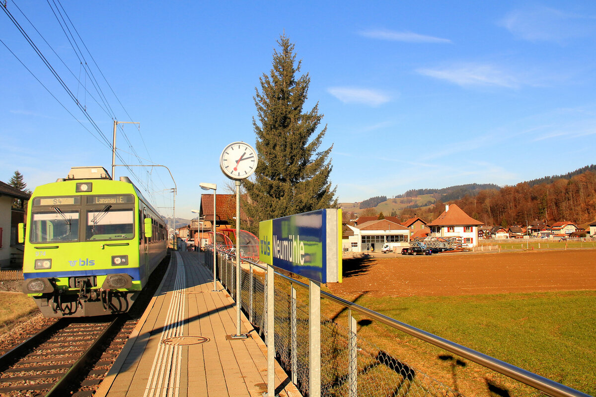 Neumühle, eine kleine Haltestelle im Emmental zwischen Ramsei und Langnau. Einfahrt BLS Steuerwagen ABt 974. Jeder zweite S-Bahnzug der S4 aus Thun - Gürbetal - Bern - Burgdorf kommt hier durch, jeder andere zweite Zug (als S44) fährt ab Ramsei nach Sumiswald-Grünen; dann wird der Abschnitt Ramsei-Langnau mit Bus bedient. 15.Dezember 2016 