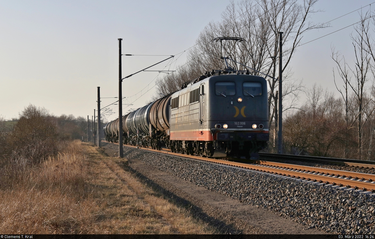Neun Kesselwagen hat 151 066-8 (162.006  Hauser ) am Haken. Mit denen fährt sie am Gartenweg in Zscherben Richtung Halle (Saale).

🧰 Hector Rail AB
🕓 3.3.2022 | 16:25 Uhr